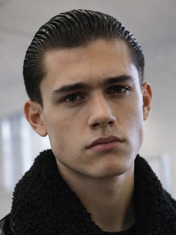 Slick back avec barbe fournie