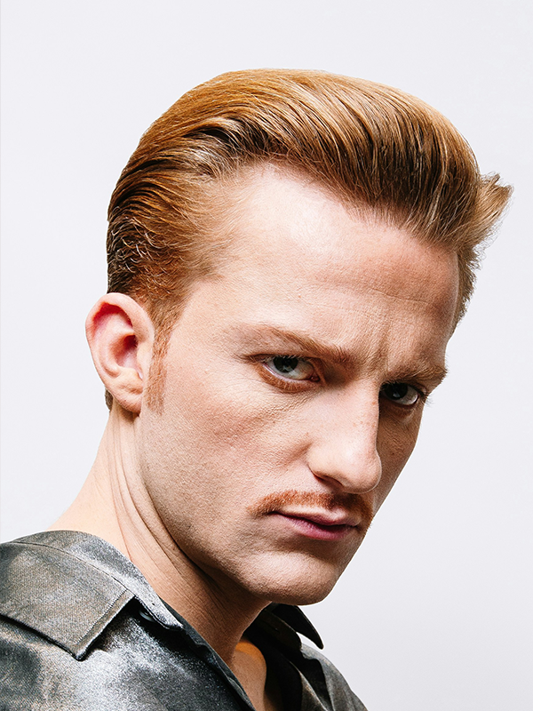 Slick back middle part, cheveux séparés au milieu et ramenés en arrière
